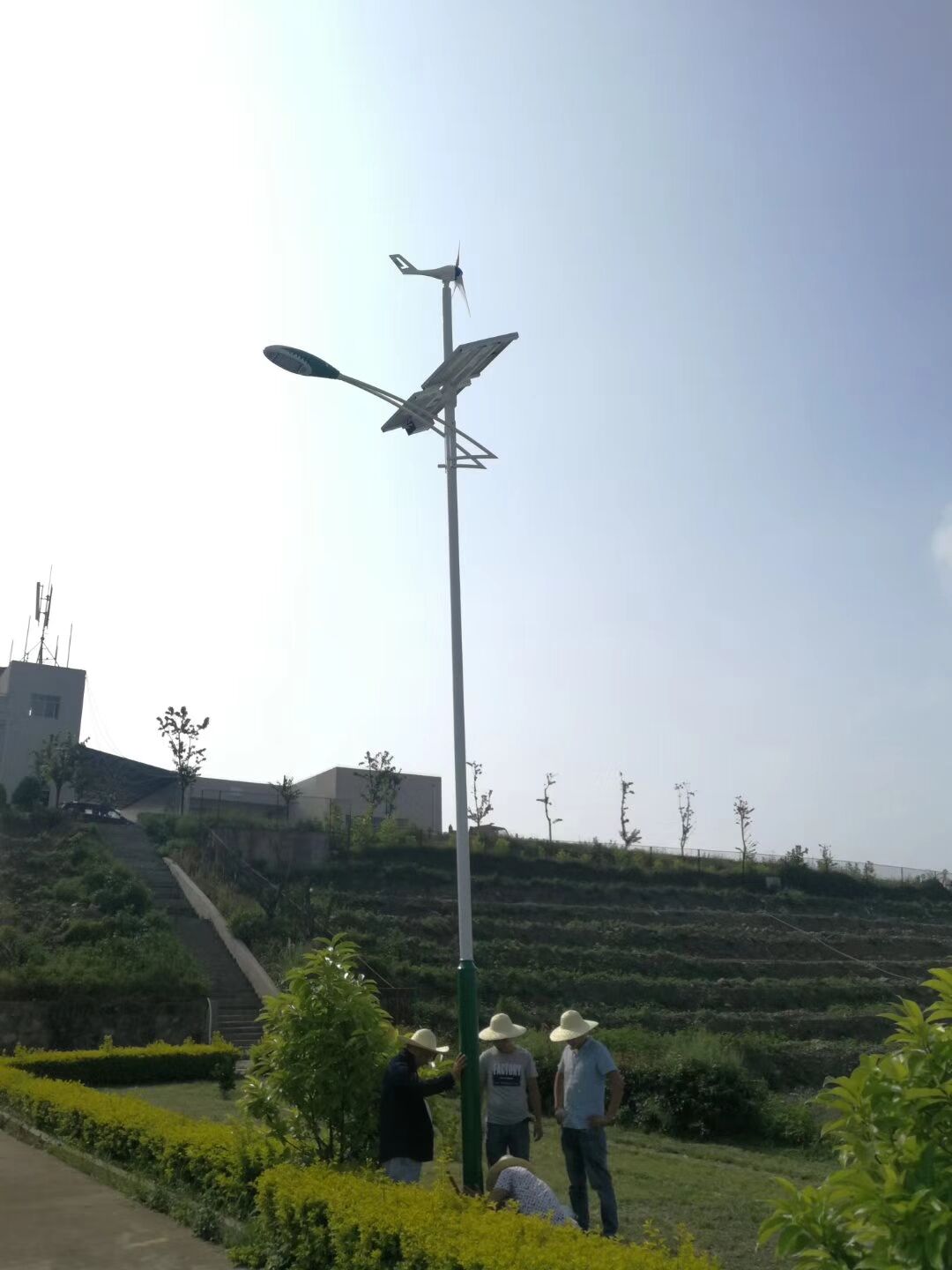 南京歐陸300W風光互補發電機為四川郫都縣鄉村道路點燃光亮.jpg