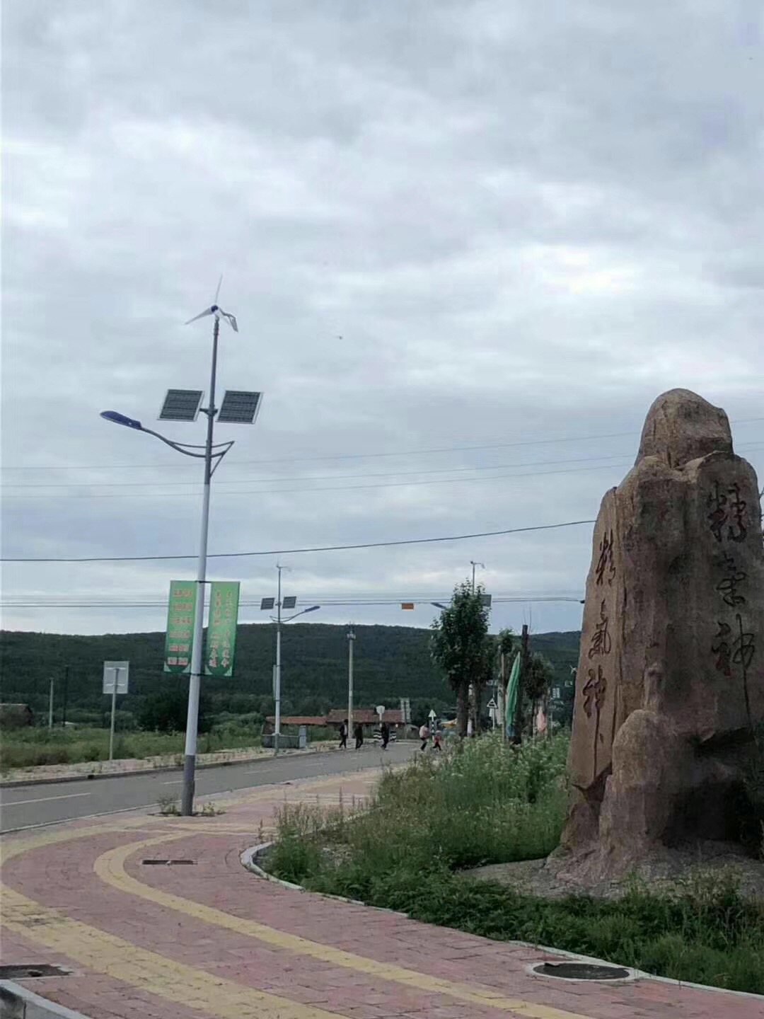 南京歐陸300W風光互補發電系統成功應用在內蒙道路上.jpg